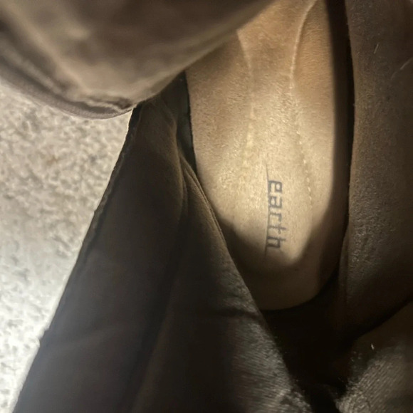 Earth leather calls taupe boots size 8 excellent condition - Picture 6 of 14